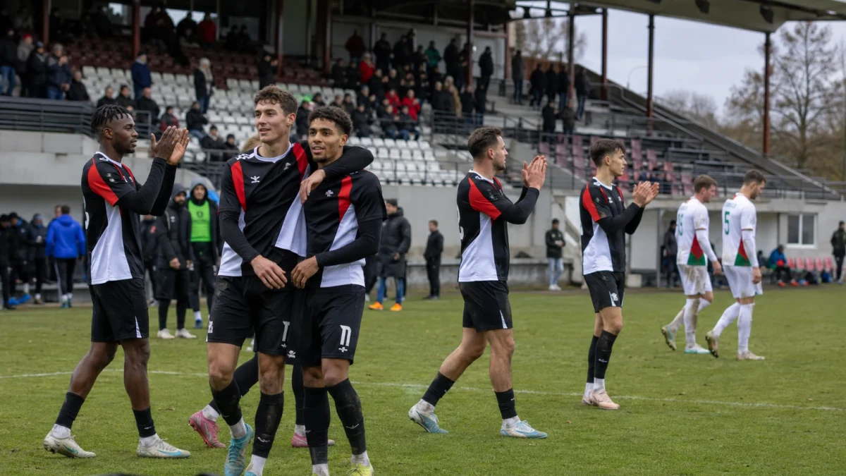Augsburg krossade Frankfurt och gick upp i topp