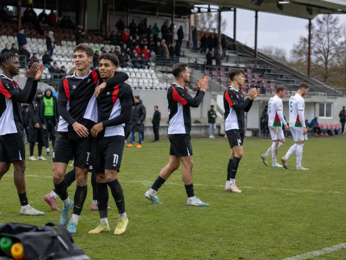 Augsburg krossade Frankfurt och gick upp i topp